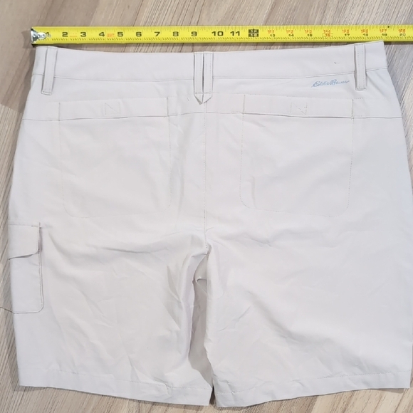 Eddie Bauer Cream Cargo Shorts with Tailored Style and Subtle Texture - Picture 5 of 7